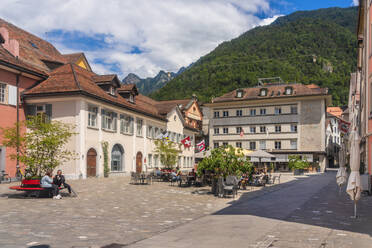 Kornplatz mit Straßenrestaurants und Cafés in der Altstadt von Chur, Schweiz - TAMF02823