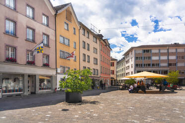 Kornplatz mit Restaurants und Cafés vor bewölktem Himmel in Chur, Schweiz - TAMF02824