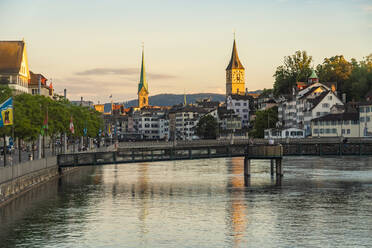 Ufer der Limmat mit der Kirche St. Peter und dem Fraumünster in Zürich, Schweiz - TAMF02826