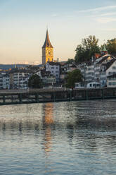 Brücke über die Limmat mit der Kirche St. Peter und Fraumünster in Zürich, Schweiz - TAMF02828