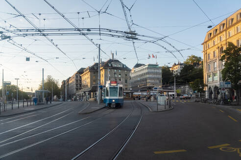 Straßenbahnhaltestelle bei Niederdorf in der Altstadt von Zürich, Schweiz - TAMF02829
