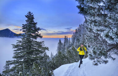 Explorer läuft auf dem Schneeberg Heimgarten in Bayern, Deutschland - MRF02462