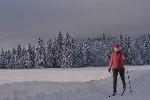 Forscher beim Skifahren im Schnee auf einem Berg im Winter - MRF02469