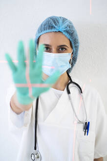 Ärztin macht Stopp-Geste gegen Wand in Klinik - GIOF10996