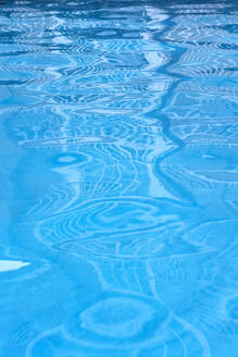 Klares blaues Wasser im Schwimmbad - NDF01211