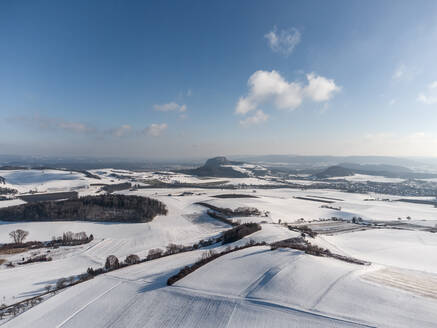 Luftaufnahme der Vulkanlandschaft des Hegau im Winter - ELF02341