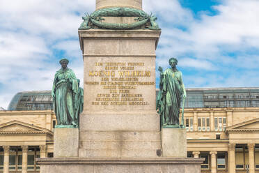 Deutschland, Baden-Württemberg, Stuttgart, Text und Statuen der Säule Jubilaumssaule - TAMF02831