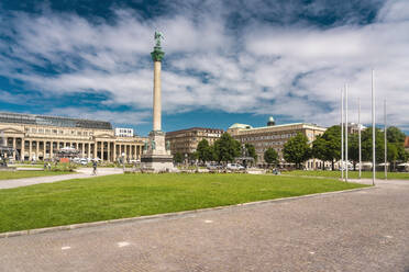 Deutschland, Baden-Württemberg, Stuttgart, Wolken über dem Schlossplatz mit Jubilaumssaule im Vordergrund - TAMF02833