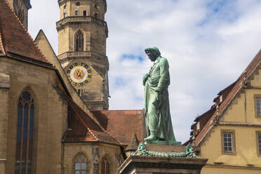 Deutschland, Baden-Württemberg, Stuttgart, Statue von Friedrich Schiller auf dem Schillerplatz mit dem Glockenturm der Stiftskirche im Hintergrund - TAMF02834