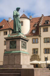 Deutschland, Baden-Württemberg, Stuttgart, Statue von Friedrich Schiller auf dem Schillerplatz - TAMF02836