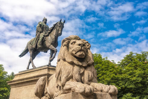 Deutschland, Baden-Württemberg, Stuttgart, Löwe am Fuße des Reiterstandbilds von Kaiser Wilhelm I. auf dem Karlsplatz - TAMF02838