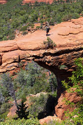 Weibliche Wanderin tanzt am Devil's Bridge Trailhead an einem sonnigen Tag, Sedona, Arizona, USA - NDF01230