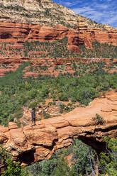 Mature male hiker at Devil`s Bridge Trail, Red Rocks, hiking, Sedona, Arizona, USA - NDF01232