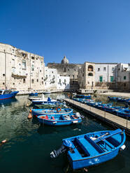 Monopoli Stadt in Apulien mit nautischen Schiffen im Meer am sonnigen Tag - AMF09024