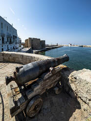 Alte Kanone in der Meeresbucht der Stadt Monopoli, Apulien, Italien - AMF09027