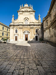 Kirche von San Salvatore gegen den klaren Himmel an einem sonnigen Tag in Apulien, Italien - AMF09031