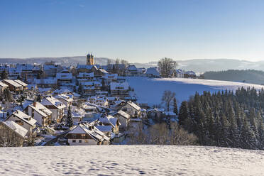 Deutschland, Baden-Württemberg, Sankt Margen, Stadt inmitten des Schwarzwaldes im Winter - WDF06520