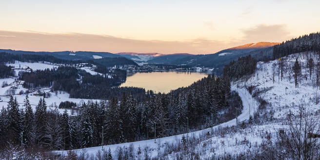 Panorama des Titisees im Naturpark Südschwarzwald in der Abenddämmerung - WDF06525