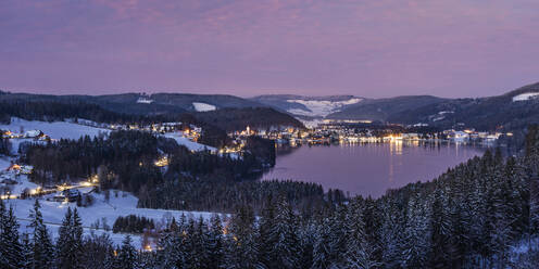 Deutschland, Baden-Württemberg, Panorama des Titisees und der umliegenden Stadt in der Abenddämmerung - WDF06526