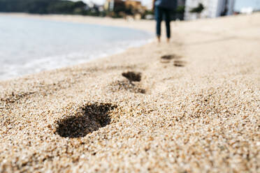 Fußabdrücke auf Sand am Strand - JRFF05019