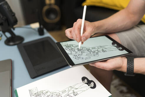 Künstlerin zeichnet auf digitalem Tablet während Live-Streaming zu Hause - BOYF01759