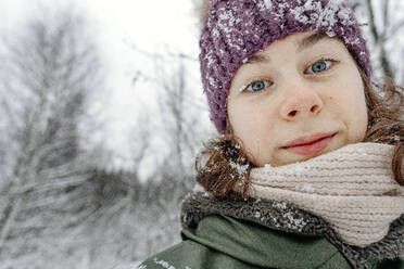 Teenager-Mädchen in warmer Kleidung bei Schnee in den Ferien - OGF00830