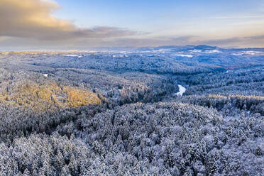 Drohnenansicht des bewaldeten Remstals in der Winterdämmerung - STSF02792