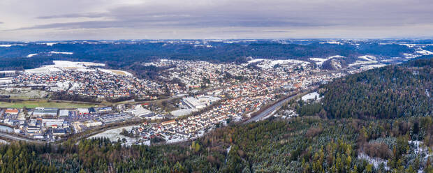 Drohnenpanorama der Stadt im Remstal im Winter - STSF02801