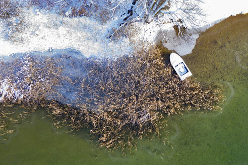 Boot im Winter im Schilf am Irrsee vertäut - WWF05748