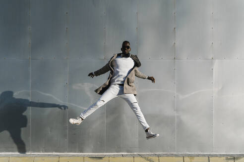 Mann springt durch Metallwand - MPPF01435