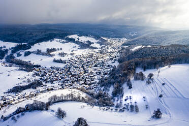 Deutschland, Bayern, Mespelbrunn, Blick aus dem Hubschrauber auf den schneebedeckten Ort im Spessart - AMF09036