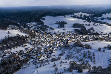 Deutschland, Bayern, Mespelbrunn, Blick aus dem Hubschrauber auf den schneebedeckten Ort im Spessart - AMF09038