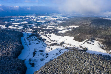 Deutschland, Bayern, Mespelbrunn, Blick aus dem Hubschrauber auf die schneebedeckte Landschaft des Spessarts - AMF09042