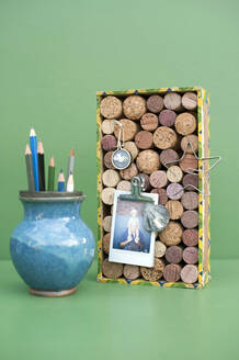 Vase mit Bleistiften und DIY-Pinnwand aus verschiedenen Korken - GISF00756