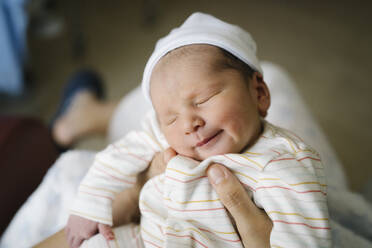 Frau hält neugeborenen Jungen - MPPF01471