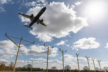 Verkehrsflugzeug bei der Vorbereitung zur Landung - WPEF03977