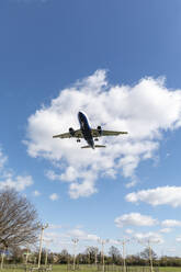 Verkehrsflugzeug bei der Vorbereitung zur Landung - WPEF03979