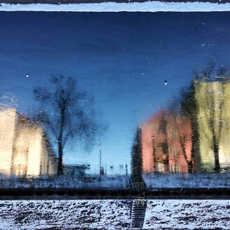 Deutschland, Berlin, Luftaufnahme von Häusern, die sich im zugefrorenen Landwehrkanal spiegeln - ALEF00107