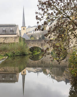 Fluss Alzette gegen die Stierchenbrücke, Luxemburg-Stadt, Luxemburg - AHF00306