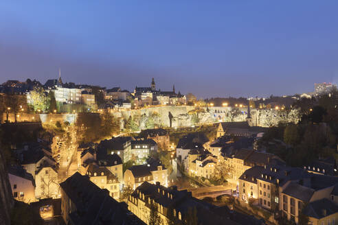 Stadtbild gegen den Himmel in der Abenddämmerung, Luxemburg-Stadt, Luxemburg - AHF00307