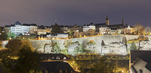 Beleuchtetes Stadtbild gegen den Himmel, Luxemburg-Stadt, Luxemburg - AHF00312