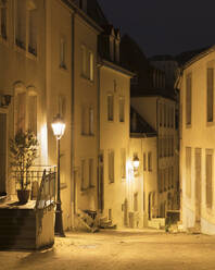 Straße inmitten von Gebäuden bei Nacht, Luxemburg-Stadt, Luxemburg - AHF00313