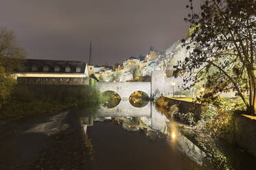 Stierchenbrücke über den Fluss Alzette bei Nacht, Luxemburg-Stadt, Luxemburg - AHF00315