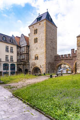 St.-Nikolaus-Kirche gegen bewölkten Himmel bei Tag in Eisenach, Deutschland - TAMF02849