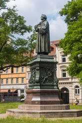 Martin-Luther-Denkmal am Gebäude auf dem Karlsplatz in Eisenach, Deutschland - TAMF02851