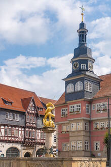 St.-Georgs-Brunnen an der Kirche inmitten historischer Häuser auf dem Marktplatz in Eisenach, Deutschland - TAMF02855