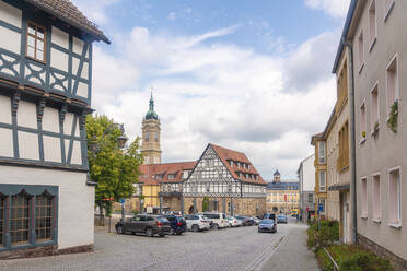 Luthermuseum mit Fachwerkhaus an der St. Georgskirche vor bewölktem Himmel in Eisenach, Deutschland - TAMF02857