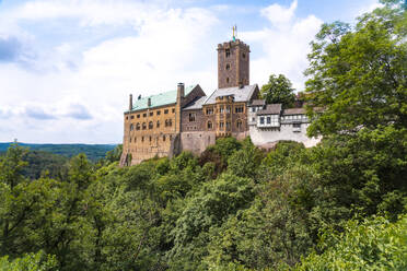 Wartburg am Thüringer Wald gegen bewölkten Himmel bei Eisenach, Deutschland - TAMF02860