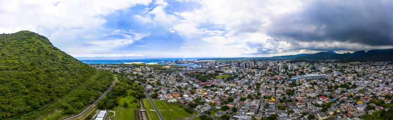 Schöne Stadtansicht von Port Louis gegen den Himmel auf Mauritius - AMF09046