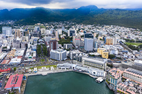 Blick auf eine Stadtlandschaft vor einer Bergkette in Port Louis, Mauritius - AMF09050